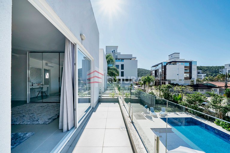 Casa com 04 suítes e piscina no Mariscal - LC155F