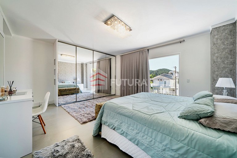 Casa com 04 suítes e piscina no Mariscal - LC155F