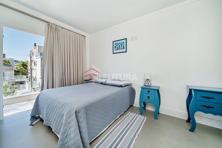 Casa com 04 suítes e piscina no Mariscal - LC155F