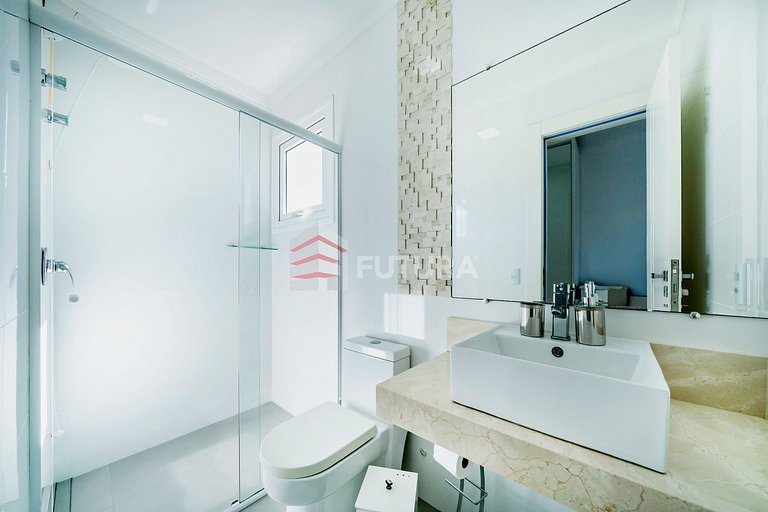 Casa com 04 suítes e piscina no Mariscal - LC155F