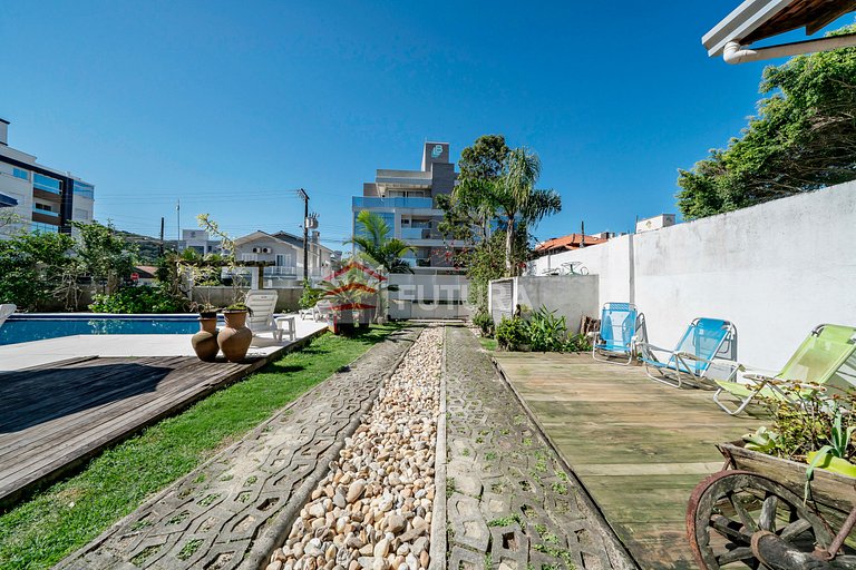 Casa com 04 suítes e piscina no Mariscal - LC155F