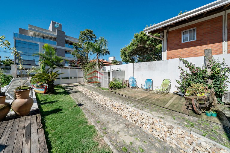 Casa com 04 suítes e piscina no Mariscal - LC155F