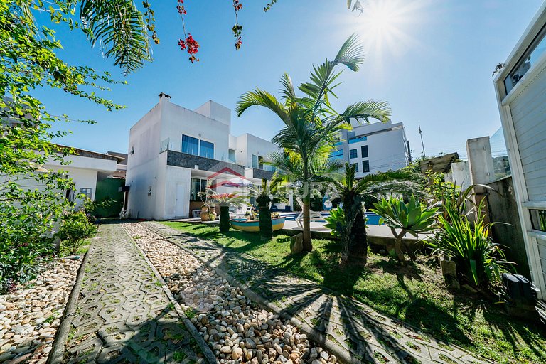 Casa com 04 suítes e piscina no Mariscal - LC155F