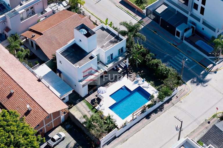 Casa com 04 suítes e piscina no Mariscal - LC155F
