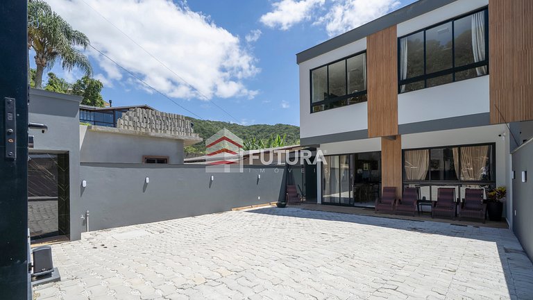 Casa com 03 dormitórios - Praia do Zimbros