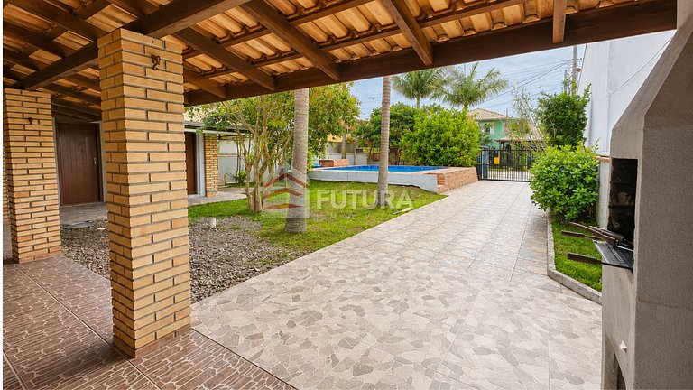 Casa com piscina 04 dormitórios Canto Grande - LC159F