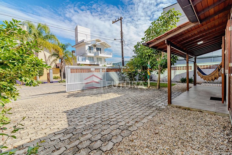 CASA COM 03 DORMITÓRIOS 200 MTS DO MAR - LC138F