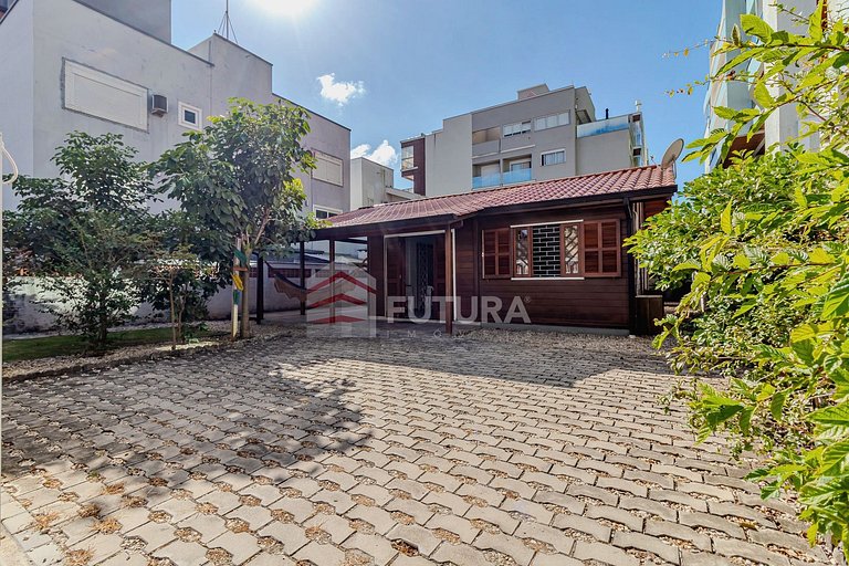 CASA COM 03 DORMITÓRIOS 200 MTS DO MAR - LC138F