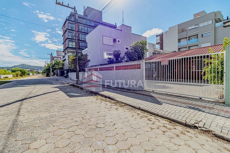CASA COM 03 DORMITÓRIOS 200 MTS DO MAR - LC138F